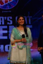 Kareena Kapoor Promote We Are Family movie on the sets of India_s Got Talent in Filmcity on 23rd Aug 2010 (15).JPG